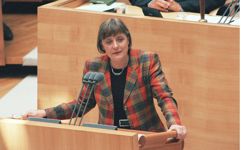 Recording date: 27.10.1998 Angela Merkel gives a speech as environment minister in the Bundestag debate Stahlung bei Atomtransporten. \[automated translation\] Contributor: Sueddeutsche Zeitung Photo / Alamy Stock Photo Image ID: 2FNF9TB