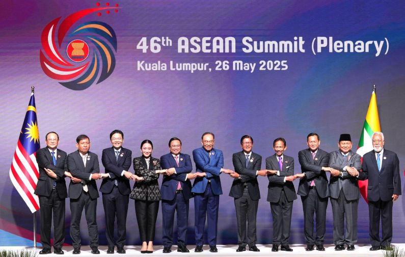 Malaysia keeps fractious ASEAN family together