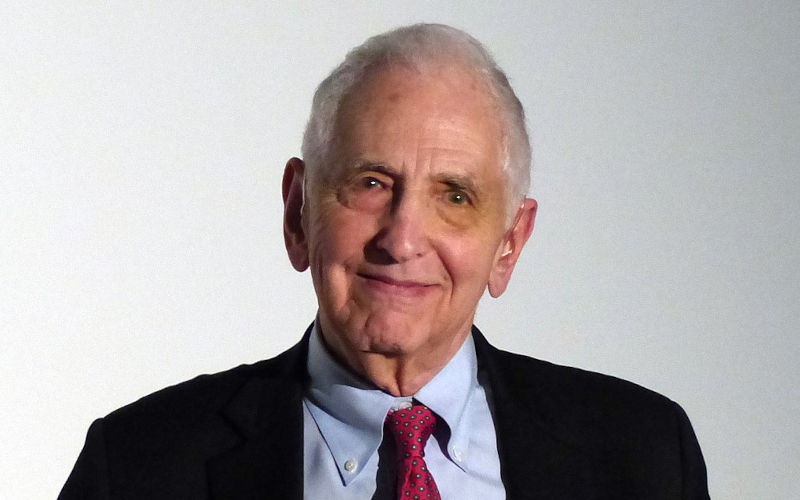 Revealing he too had Manning leaks, Ellsberg dares DOJ to prosecute him like Assange
